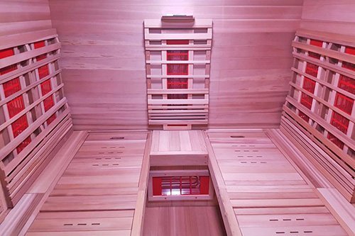 Moderne Infrarotkabine in einem stilvollen Wohnraum für optimale Entspannung.