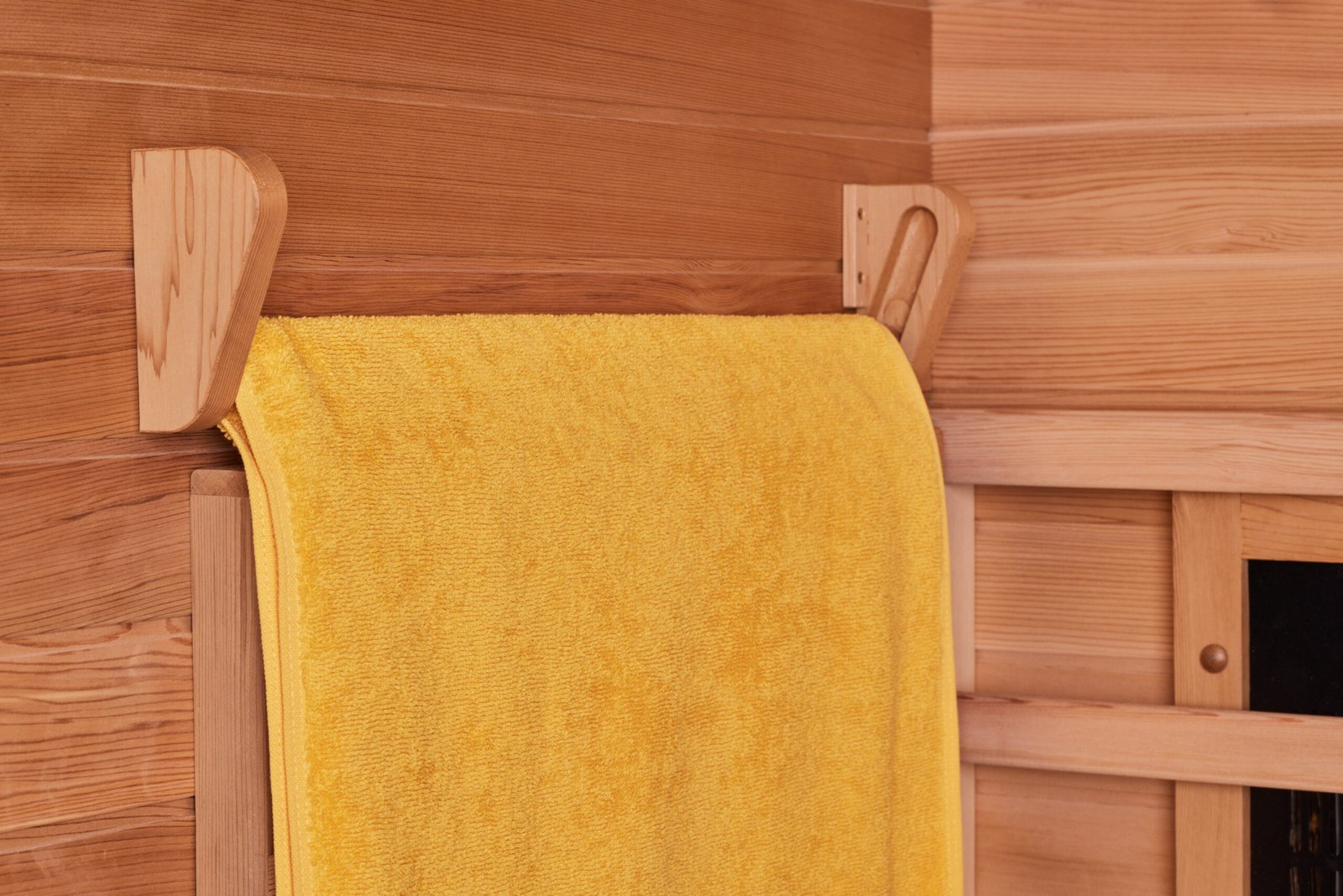 Moderne Infrarotkabine in einem stilvollen Wohnraum für optimale Entspannung.