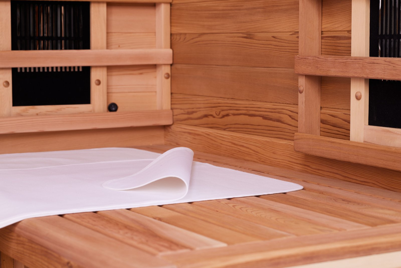 Moderne Infrarotkabine in einem stilvollen Wohnraum für optimale Entspannung.