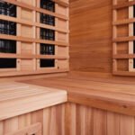 Moderne Infrarotkabine in einem stilvollen Wohnraum für optimale Entspannung.