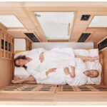 Menschen geniessen die entspannende Wärme in einer Infrarotkabine von Allwaspa.