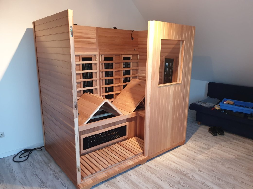 Moderne Infrarotkabine in einem stilvollen Wohnraum für optimale Entspannung.