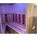 Moderne Infrarotkabine in einem stilvollen Wohnraum für optimale Entspannung.