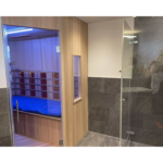 Moderne Infrarotkabine in einem stilvollen Wohnraum für optimale Entspannung.