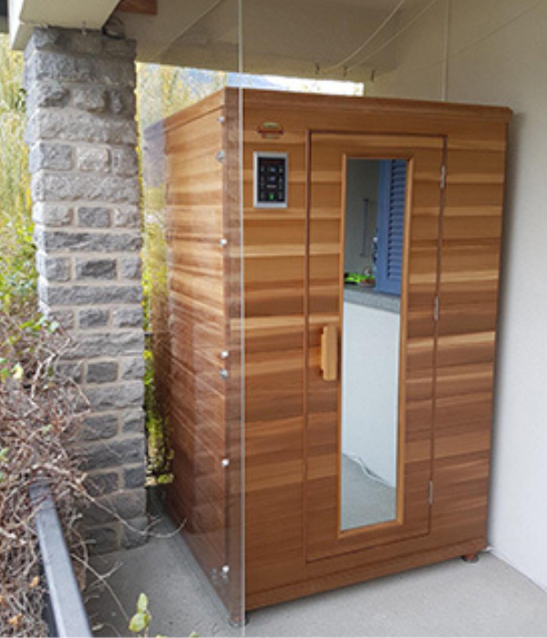 Moderne Infrarotkabine in einem stilvollen Wohnraum für optimale Entspannung.