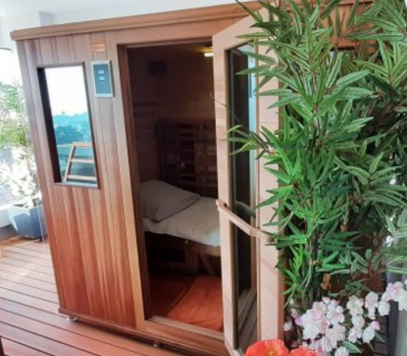 Moderne Infrarotkabine in einem stilvollen Wohnraum für optimale Entspannung.