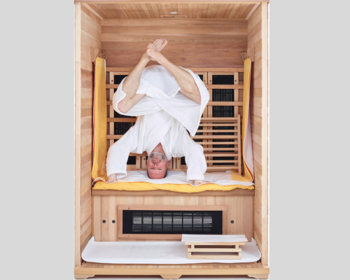 Person geniesst die entspannende Wärme in einer Infrarotkabine von Allwaspa.